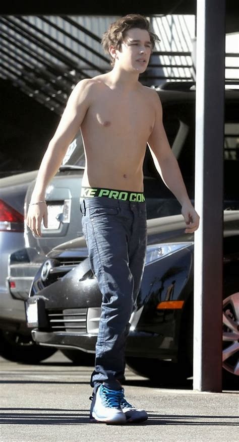 Celeb Saggers Austin Mahone Sagging Neon Green Boxers