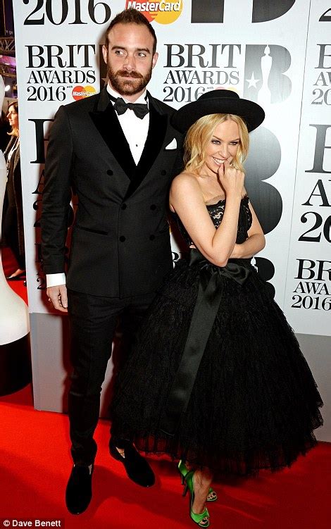 Brit Awards 2016 Sees Rihanna Gyrate Against Drake As Adele Wins 4