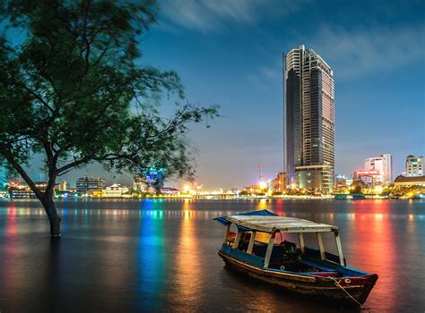 Ông là tác giả một số ca khúc được nhiều người biết đến như ai, tình ca người đi biển, những chiều không có em, hai cánh phượng buồn. Hình ảnh Sài Gòn về đêm khoác lên chiếc áo lung linh rực rỡ