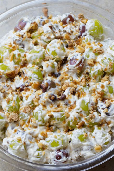 Country star trisha yearwood's sharing her down home recipes from her new cookbook, home cooking with trisha yearwood, and serving up some of your favorite dishes. Trisha Yearwood Creamy Grape Salad Recipe Insanely Good
