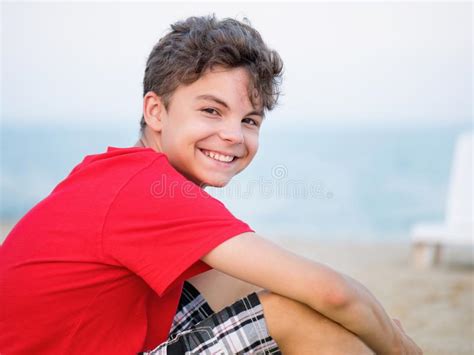 Muchacho Adolescente En La Playa Foto De Archivo Imagen De Retrato Adolescente