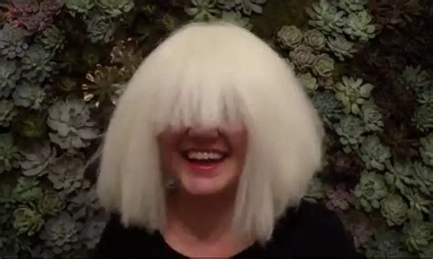 Kelly Clarkson Sings Chandelier Wearing Sia Wig Video