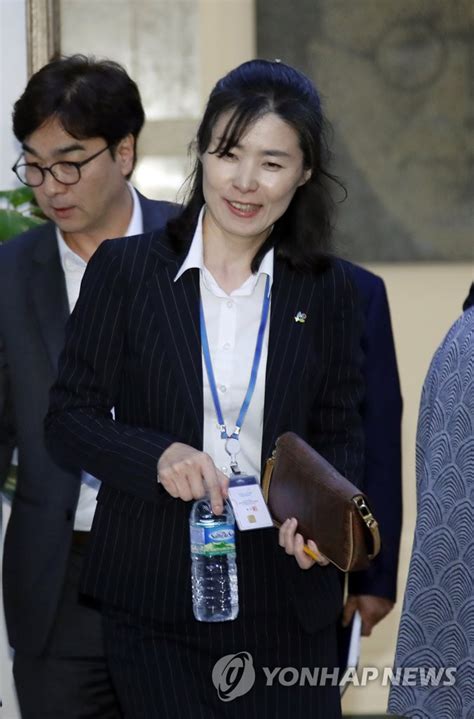 김외숙 인사수석과 황덕순 일자리수석, 조성재 고용노동비서관도 주택 매각에 대해 말이 없습니다. 수보회의 참석하는 김외숙 인사수석 | 연합뉴스