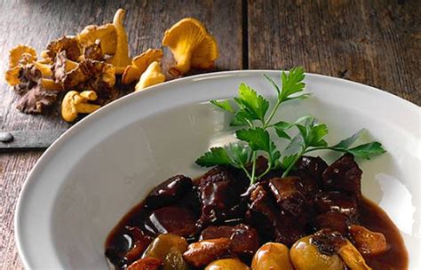 Vi har ett stort utbud av kött, chark och hantverk. Recept: Viltgryta med kantareller