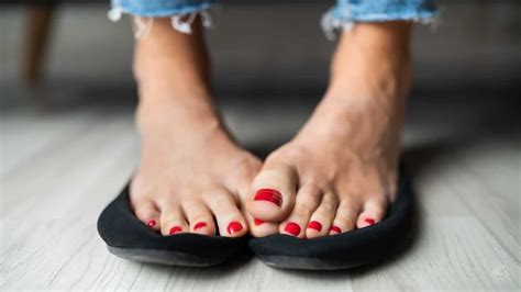 Doctors Reveal 5 Reasons For Sweaty Feet And How To Fix It Sweaty
