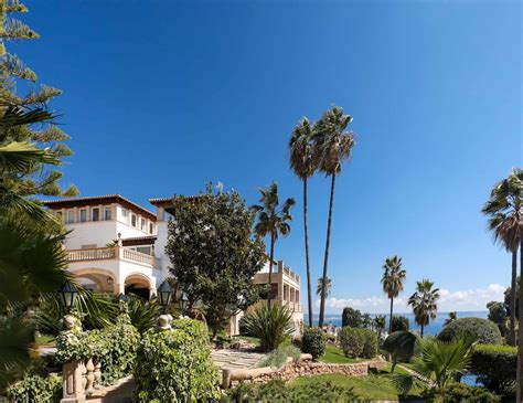 Luxurious villa in stately style with panoramic sea views in Génova