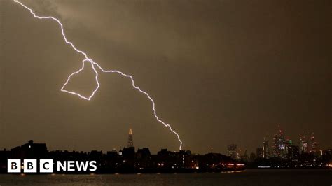 In Pictures Spectacular Lightning Strikes Parts Of Uk Bbc News