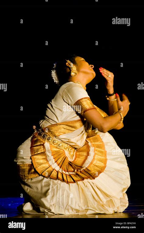 India Mohiniyattam Dance Hi Res Stock Photography And Images Alamy