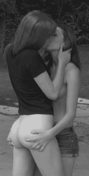 Topless Girl Kissing Bottomless Girl Porn Photo Eporner
