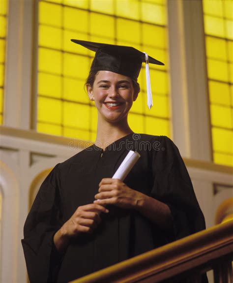 Graduado Femenino De La Universidad Con El Diploma Imagen De Archivo