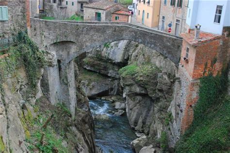 The climate in tuscany is generally mild with differences depending on the geography of each area. Loro Ciuffenna Il ponte | Chille de la balanza