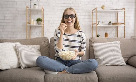 Niña Emocionada Viendo Películas De Gafas 3d Comiendo Palomitas De