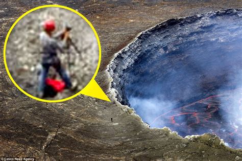 Un espeso río de lava cubrió cientos. Active volcano Mount Nyiragongo crater reveals lakes of ...