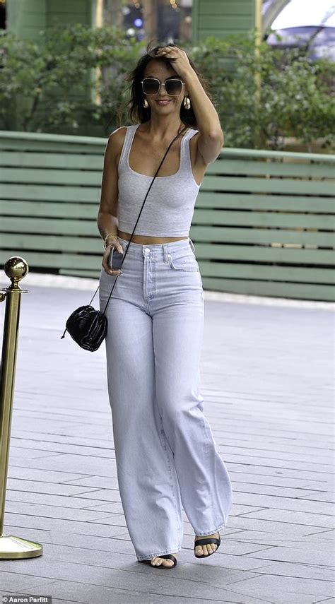 hollyoaks jennifer metcalfe flaunts her impressive abs in a grey crop top at lunch in