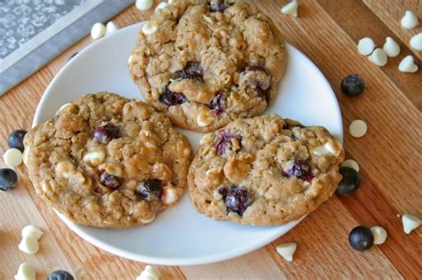 These sugar free oatmeal cookies turn out super soft, but not chewy like chocolate chip cookies or snickerdoodles. Sugar free cookies Healthy snack foods Sugar free cookies Healthy bedtime snacks Banana oatmeal ...