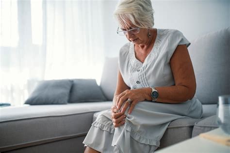 Premium Photo Elderly Woman Suffering From Pain In Knee At Home