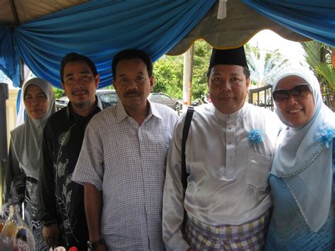 Last entry untuk majlis perkahwinan salwa & yusuf…untuk majlis persandingan di dewan de'sri endon, putrajaya.kami diamanahkan untuk menyediakan deco meja beradap…pelamin.walkway.& hiasan di depan stage… SMSJ77 CONNEXION: Gathering sana sini di Majlis Kahwin