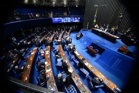Doria anuncia fase emergencial com toque de recolher, sem igrejas e futebol. Senado aprova novo auxílio emergencial, mas coloca limite em R$ 44 bi | VEJA