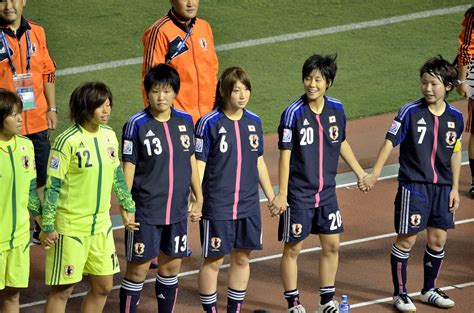 燦然と輝く街の灯り 対照的な僕を見下ろす あのビルの間を抜けて 色付き出したネオンと混じって ロックと詩吟を融合させた「和楽器バンド」は、日本だけでなく世界的に活躍中のロックバンドです。 "The MISCELLANY" by Izumi-chan : ヤングなでしこ他、生観戦記 ＠国立 ...