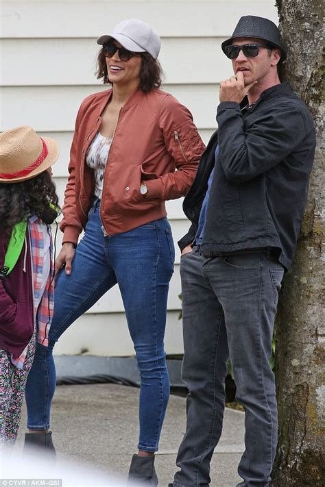 Paula Patton Is Casual Chic In Skinny Jeans In Vancouver Daily Mail Online