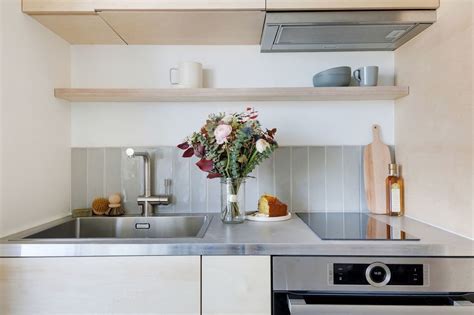 Perspective d'un studio universitaire australien avec kitchenette. Studio Paris : un 18 m2 gagne un coin nuit (avec images) | Comment aménager une cuisine ...