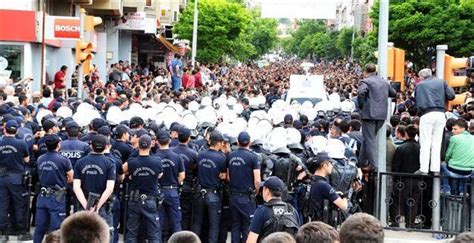 Police intervene against protesters at Soma mine blast site Türkiye News