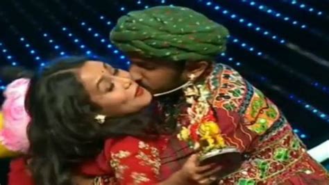 Indian Idol 11 Audition This Contestant Forcefully Kiss Neha Kakkar Video Hindi Filmibeat