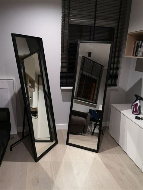 lustro w czarnej metalowej ramie stojące lustro w minimalistycznej ramie mag haus
