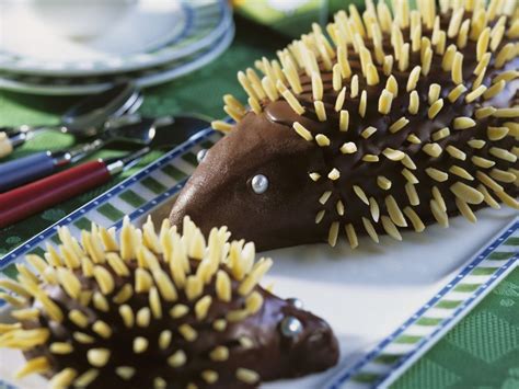 Mit den tollen kuchen von coppenrath & wiese könnt ihr auch ohne stundenlanges backen die tollsten kreationen auf den tisch zaubern. Igel-Kuchen Rezept | EAT SMARTER