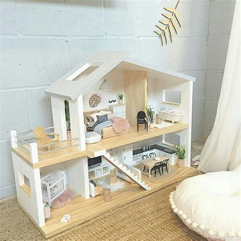 These dollhouses can be made out of a variety of materials including wood, cardboard, and paper depending on how much time and money you'd like to spend on the project. Modern dollhouse inspiration, DIY dollhouse furniture, modern dollhouse furnitur... #dollho ...