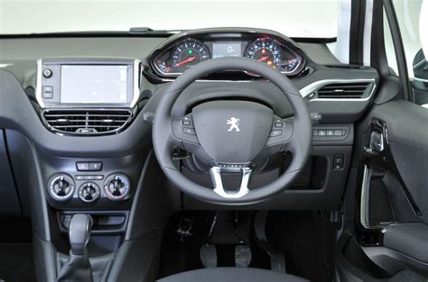 Jaunais peugeot 208 apliecina savu jauneklību ar savu atšķirīgo, sportisko siluetu. Peugeot 208 Review (2017) | Autocar