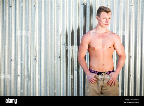 Eine jährige Teenager junge Mann Person nackten Oberkörper stand vor glänzenden Wellpappe