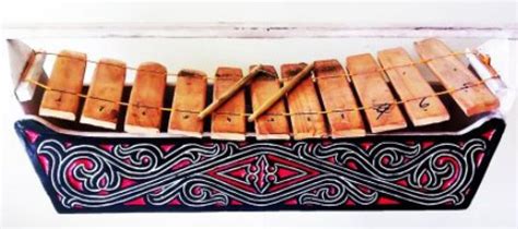 Alat musik kolintang adalah sejenis alat musik kayu tradisional yang dipotong menurut ukuran dan disusun di atas dasar kayu yang bertindak sebagai resonator. 17 Alat Musik Tradisional Sumatera Utara, Gambar dan Penjelasan