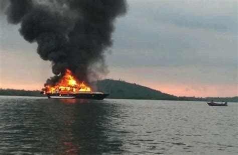 Kapal motor santika nusantara, terbakar di perairan masalembu, sumenep, madura, jawa timur. Kapal Terbakar, 6 Kru Selamat - batampos.co.id