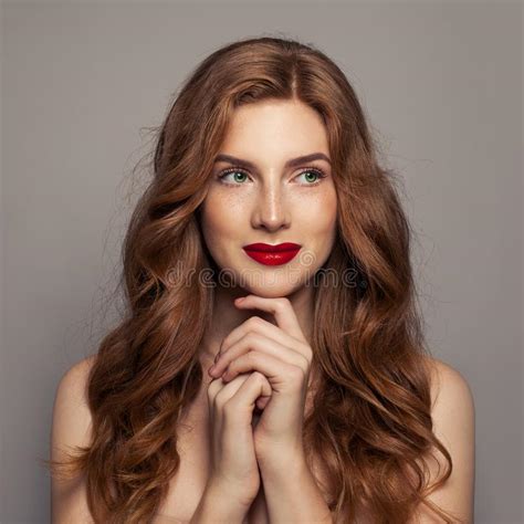 bellissima donna invernale rossa con lunghi capelli rossi ricci all aperto fotografia stock