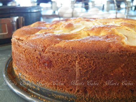 Per gustarla al meglio, servirla calda accompagnata da una pallina di gelato alla vaniglia. Apple Cake, Torta di Mele | Mari's Cakes (English)