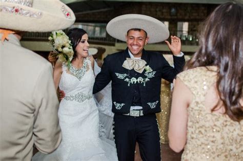 Los Detalles Que Debe Tener Un Traje De Charro Para Novio Vestido De Novia Mexicana Boda Charra