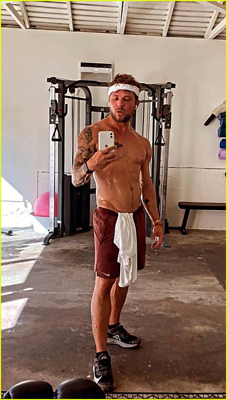 Ryan Phillippe Is Showing Off His Ripped Body At In New Shirtless Photos News Around