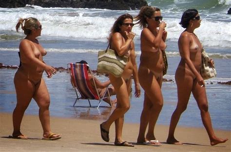 Nudismo Brazil Amigas Passeando Nuas Em Tambaba