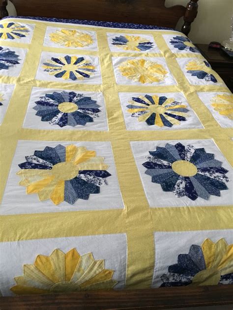 I just this quilt, yellow and blue are my favorite! | Blue quilts