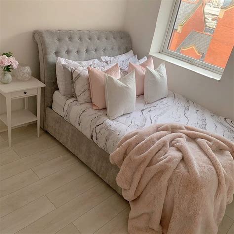 See more ideas about bedroom inspirations you need a warm bedroom.the weather is colder day by day. Love this grey and blush pink spare bedroom | Trendy ...