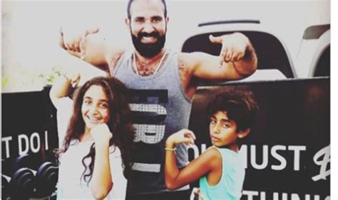 في مدينة دمشق في بلاد الشام. ثلاث نساء في حياة أحمد سعد أخرهم سمية الخشاب