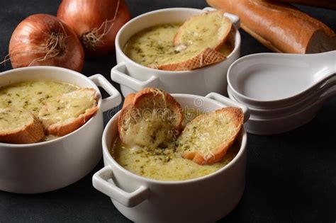 Sopa De Cebolla Francesa Con Pan Tostado Y Queso Cheddar Foto De