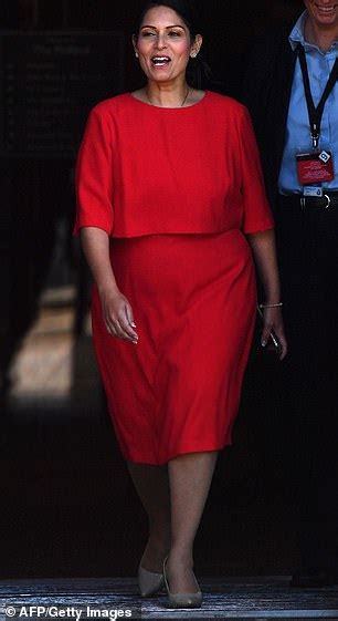 İngiliz politikacı, birleşik krallık i̇çişleri bakanı. Priti Patel was threatened with a KNIFE by gang outside ...