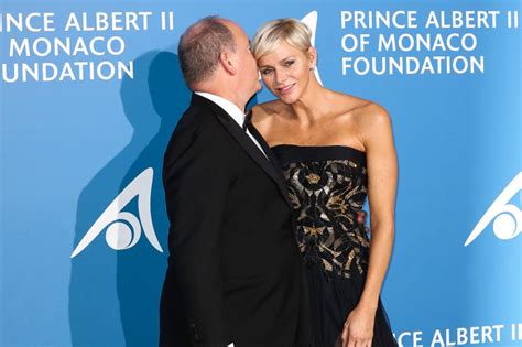 Charlene di monaco è tornata a far parlare di sé per il suo sorriso ritrovato, ma soprattutto per il suo colpo di testa. Charlene Wittstock e Alberto di Monaco, baci sul red ...