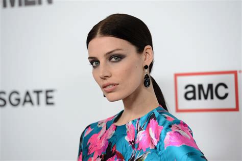 Jessica paré changing in bedroom. Glam Slam: Jessica Pare's Slick Mad Men Style | Access Online