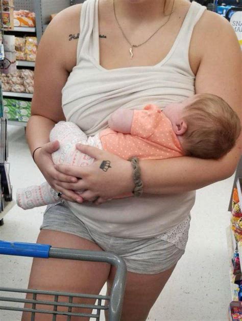 Una mamma che allatta al seno in pubblico è stata criticata