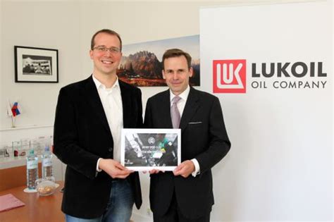 Mit dieter hoeness, peter neururer und marcel reif bei thomas helmer über den. Lukoil spendet Freikarten | Spenden von Unternehmen an ...