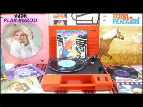 Deniz binbaşısı olan babasının görevi dolayısıyla çocukluğu gölcük'te geçti. SENSİZ YILLARDA/AJDA PEKKAN ( 1970 ) (PUERTO MONTT) Den ...