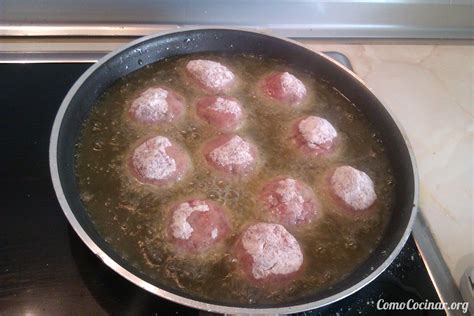 Las albóndigas caseras es una de las recetas más típicas de las abuelas o de las madres, esta receta que os voy a dar es la receta de mi madre, que imagino que la habrá heredado de mi abuela. ¿Cómo cocinar albóndigas en salsa de vino tinto? - Paperblog